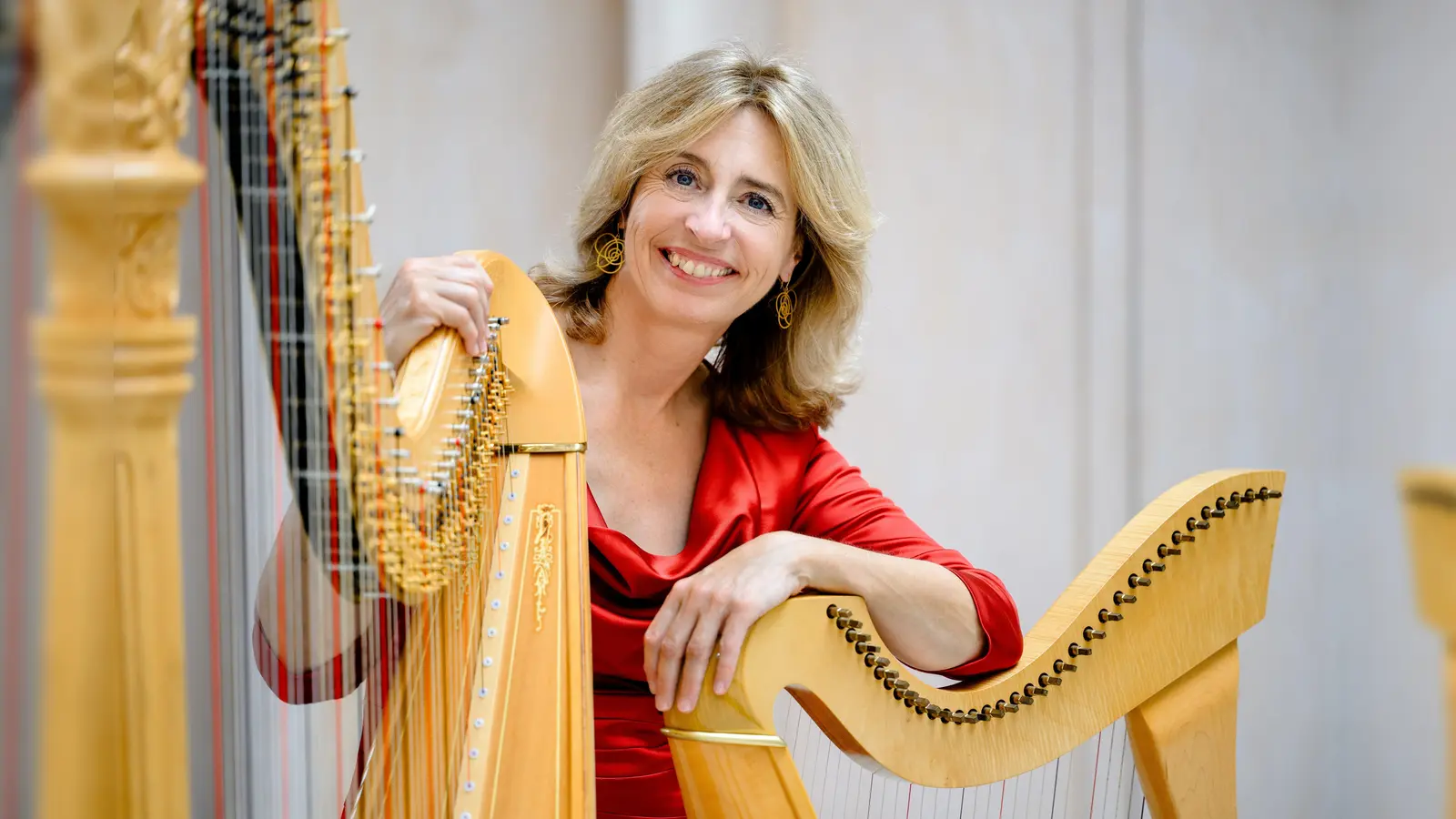 Mit ihren zarten Harfenklängen bringt Konstanze Jarzcyk ihr Publikum zum träumen. (Foto: Musikschule Freising)