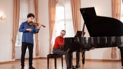 Christoph Goldstein (Violine/Viola) und Johannes Beham (Klavier) konzertieren am 21. April in der vhs Moosburg. (Foto: privat)