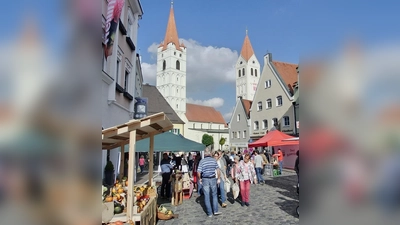 Regionale Produkte, Kunsthandwerk und ein schönes Programm bietet der Moosburger Herbstmarkt. (Foto: Moosburg Marketing)