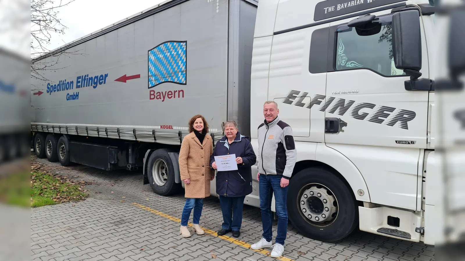 Große Freude: Michaela (li.) und Gerhard Elfinger (re.) übergaben die Spende an Julia Schmidbauer von der Tafel Moosburg.  (Foto: Gabriele Wieland)