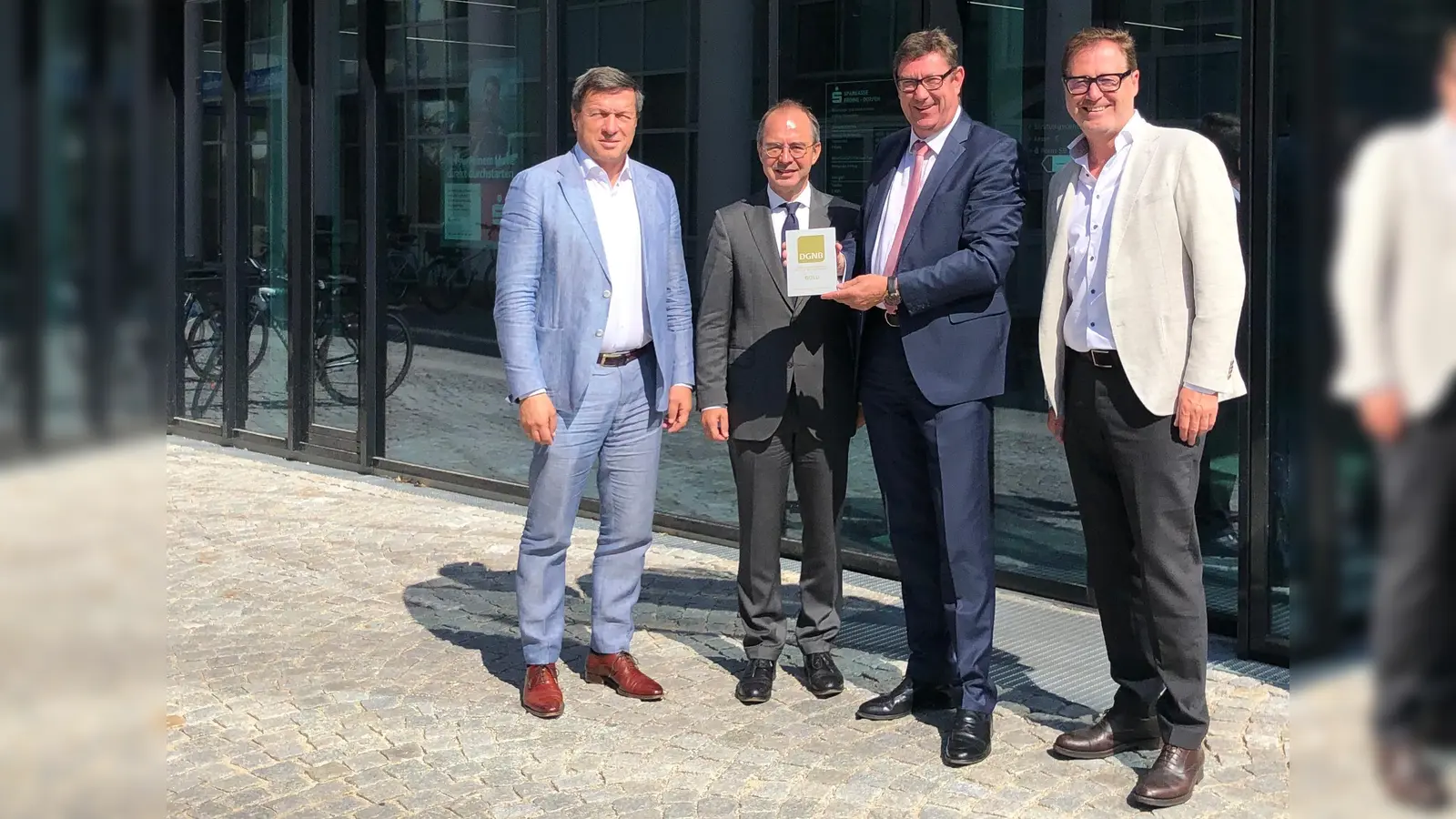 Die Vorsitzenden des Sparkassen-Verwaltungsrats OB Max Gotz, Bürgermeister Heinz Grundner, Landrat Martin Bayerstorfer freuen sich mit Sparkassenvorstand Joachim Sommer über die besondere Auszeichnung (v.l.). (Foto: Sparkasse)