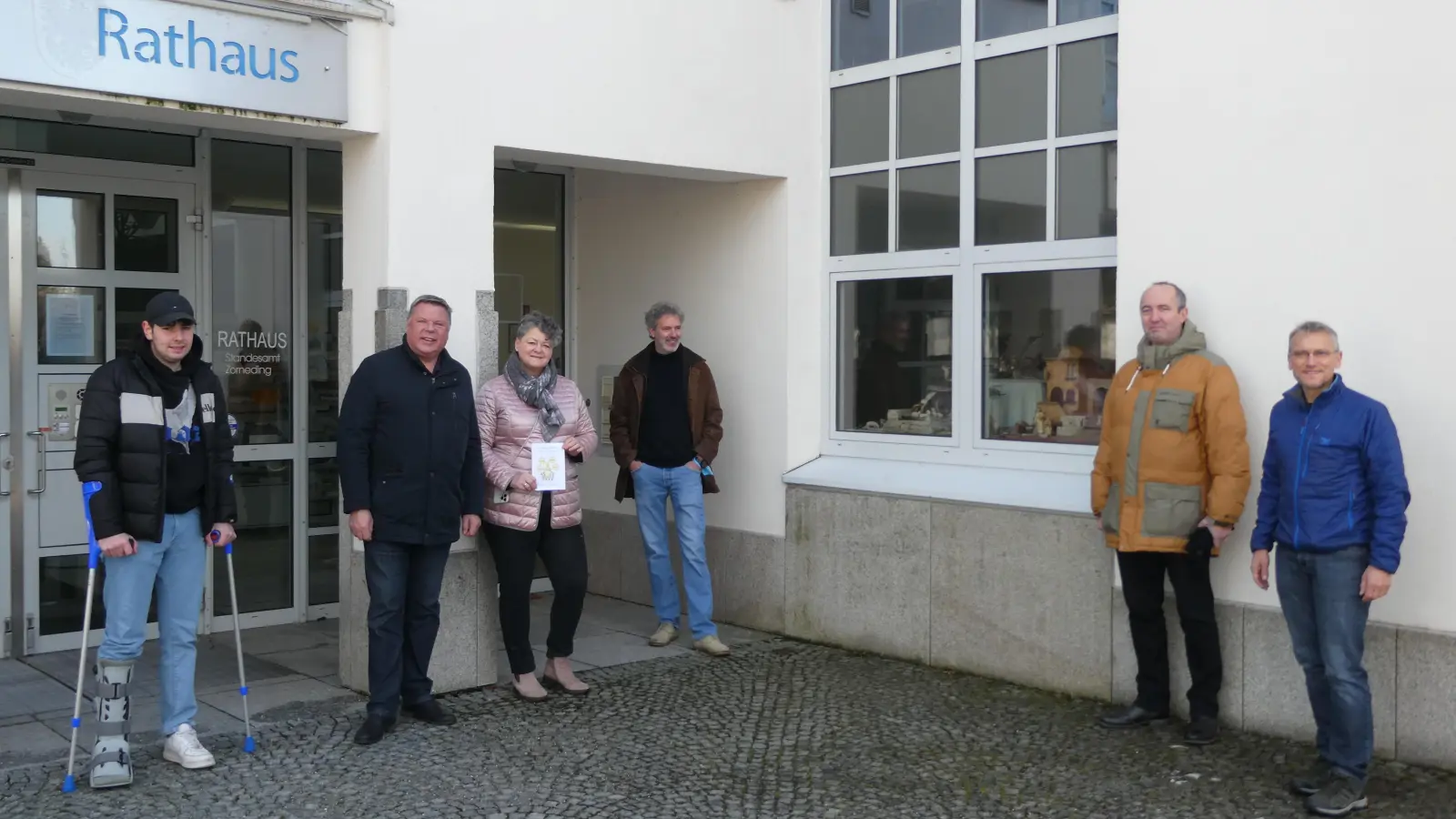 An der Eröffnung nahmen teil (v. li.): Tim Mündner, Bürgermeister Piet Mayr und dessen Ehefrau Elisabeth Bisl, Dr. Siad-Matthias Abdin-Bey und Harry Birnstiel sowie der Initiator und Organisator Thomas Pittroff.  (Foto: Gemeinde Zorneding)