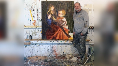 Der Erdinger Künstler Harry S. vor dem noch unvollendeten Bild „bluelight“. (Foto: LRA)