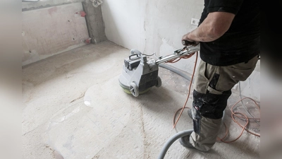 Parkettboden ist problemlos auf alte Fliesen verlegbar, solange diese ein Parkettleger entsprechend professionell vorbereitet.  (Foto: pik)