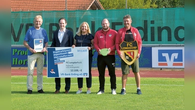 Strahlende Gesichter (v.l.): Thomas Obermaier, 1. Vorstand FC Lengdorf, Florian Mayer, Regionalleitung Betreuungskunden VR-Bank Erding, Sabine Knust, Marketingabteilung VR-Bank, Mathias Holzner, Projektleiter FC Lengdorf, Dietmar Fischer, 2. Abteilungsleiter Fußball. (Foto: Hermann Weingartner)