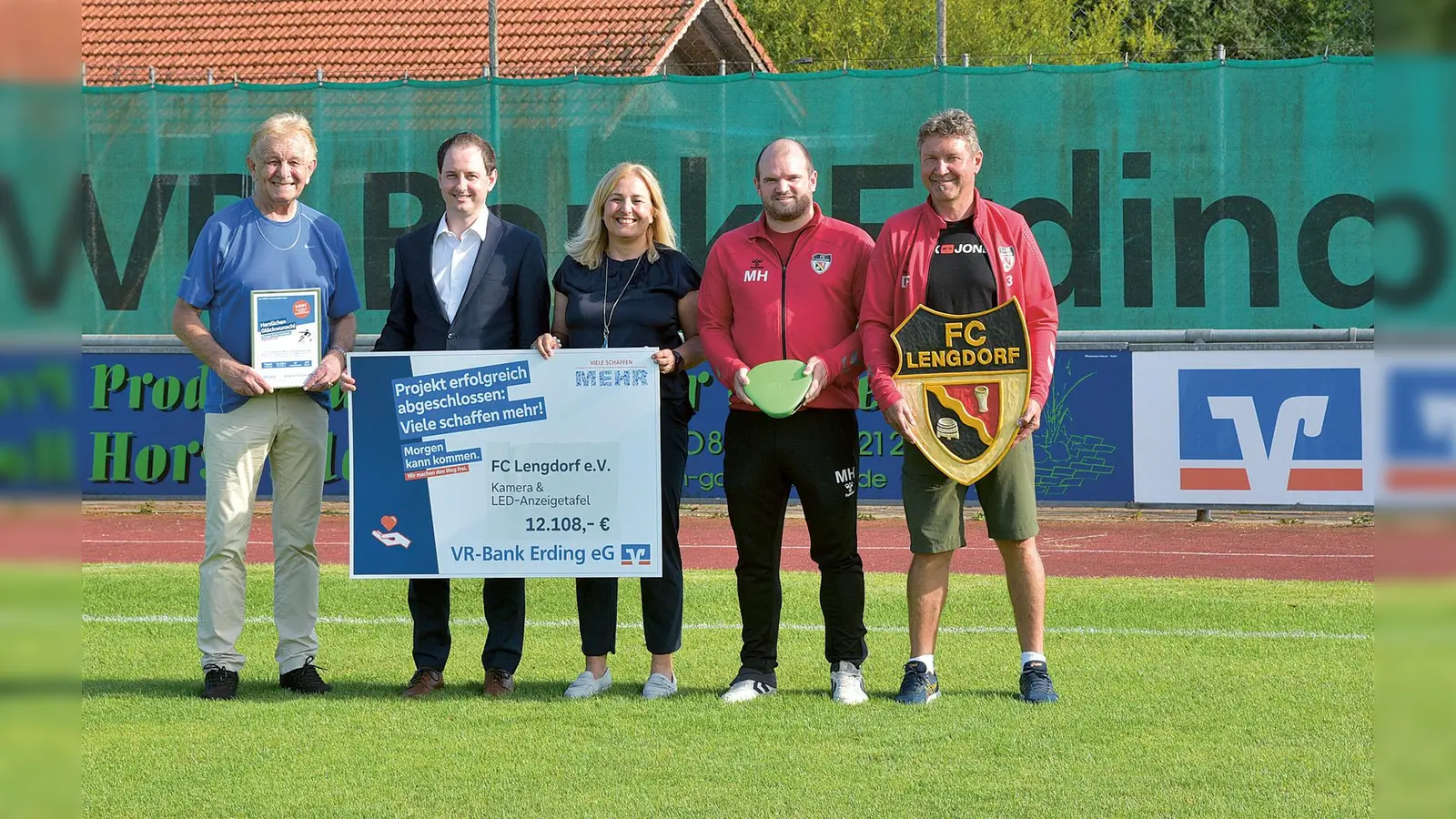 Strahlende Gesichter (v.l.): Thomas Obermaier, 1. Vorstand FC Lengdorf, Florian Mayer, Regionalleitung Betreuungskunden VR-Bank Erding, Sabine Knust, Marketingabteilung VR-Bank, Mathias Holzner, Projektleiter FC Lengdorf, Dietmar Fischer, 2. Abteilungsleiter Fußball. (Foto: Hermann Weingartner)