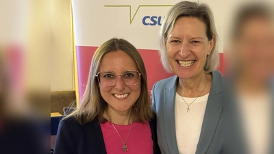 Kreisvorsitzende Nina Hieronymus (links) und Spitzenkandidatin Prof. Angelika Niebler. (Foto: Frauen-Union Erding)