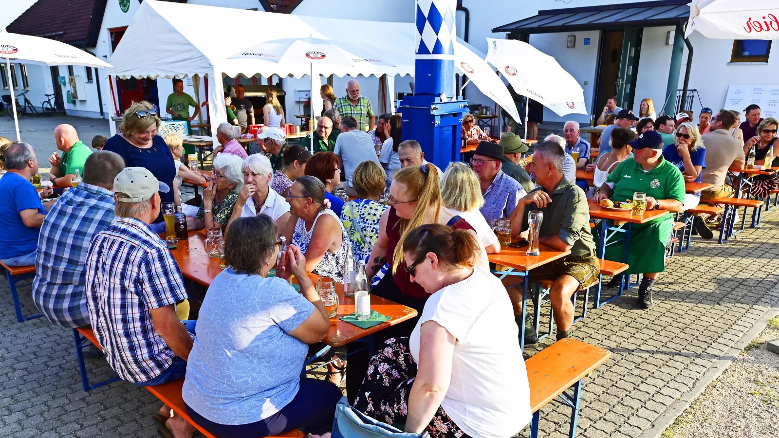 Anfangs blieben einige Plätze beim Grillfest des Schützenvereins „Gemütlichkeit“ in Gaden leer. Die Fußballfans litten zunächst im Saal des Schützenheims mit dem 1. FC Bayern München bei der Klub-Weltmeisterschaft. (Foto: R. Lex)