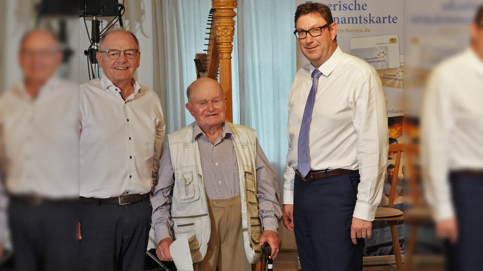 Der 95-jährige Josef Popp aus Finsing erhielt Dank, Urkunde und Goldene Ehrenamtskarte von Landrat Martin Bayerstorfer (r.) für über 70 Jahre ehrenamtliche Tätigkeit beim Bayerischen Roten Kreuz. Ein weiterer Gratulant war der Finsinger Bürgermeister Max Kressirer. (Foto: LRA Erding)