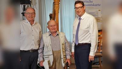Der 95-jährige Josef Popp aus Finsing erhielt Dank, Urkunde und Goldene Ehrenamtskarte von Landrat Martin Bayerstorfer (r.) für über 70 Jahre ehrenamtliche Tätigkeit beim Bayerischen Roten Kreuz. Ein weiterer Gratulant war der Finsinger Bürgermeister Max Kressirer. (Foto: LRA Erding)