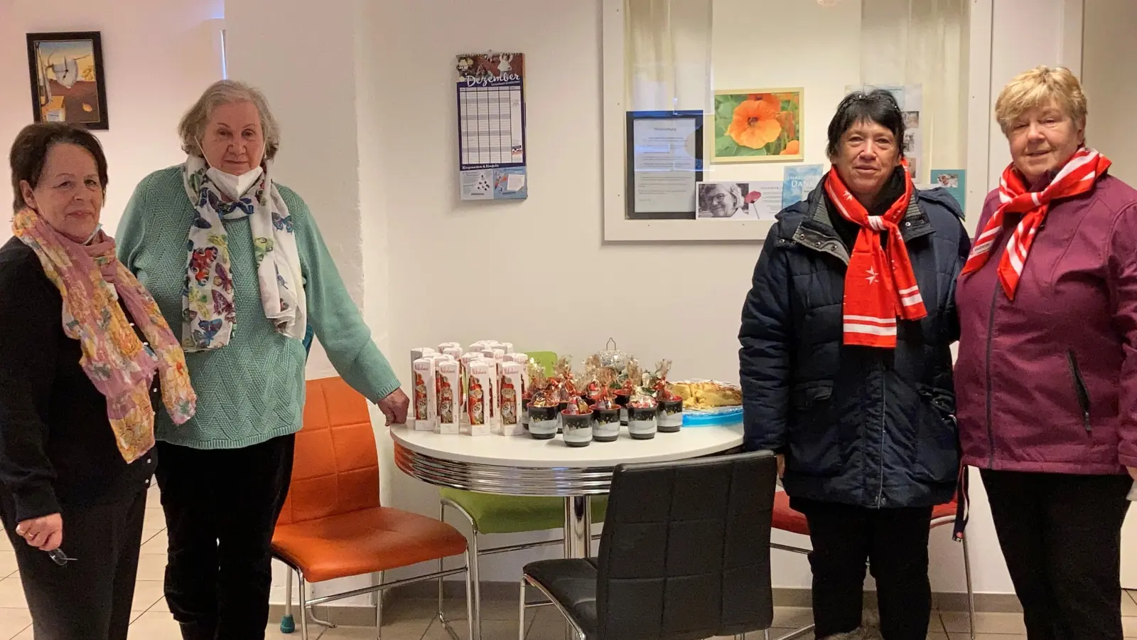 Die Malteser möchten die Gäste der Wärmestube erfreuen (v.l.): Hildegard Killer, ehrenamtliche Helferin, Irmgard Schiffer, Leiterin der Freisinger Wärmestube, und Sabine Gründel, Leiterin des Café Malta für Demenzkranke, mit Stellvertreterin Heidi Pensieri. (Foto: Malteser Freising)