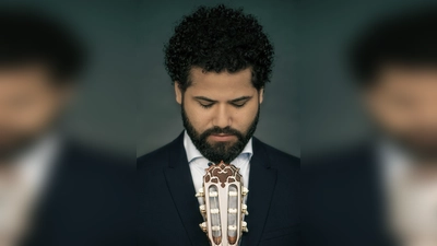Spitzengitarrist Pedro Aguiar präsentiert hochvirtuose Stücke im Konzert an der KMS. (Foto: Neda Navaee )
