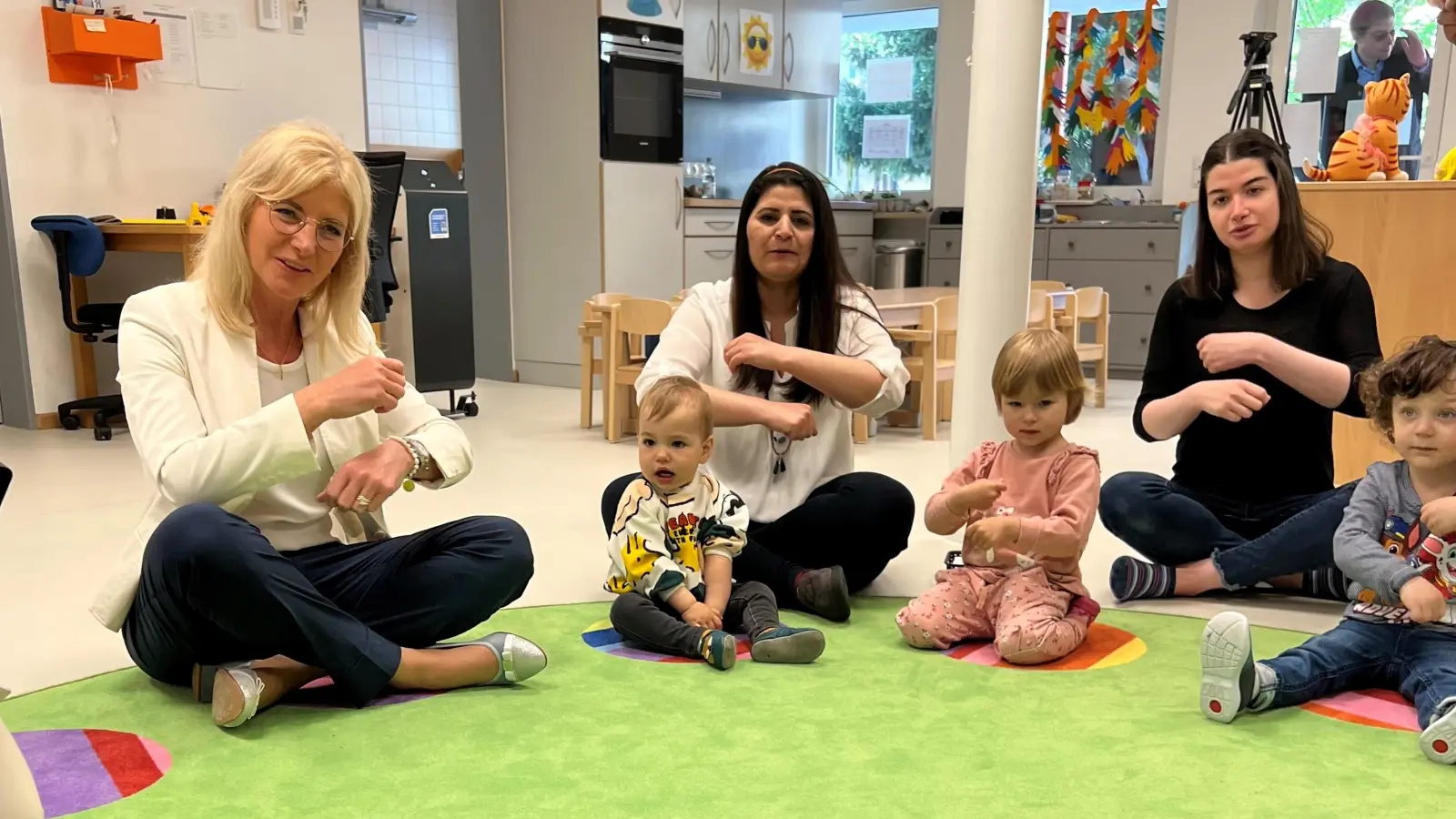 Familienministerin Ulrike Scharf (li.) beim Besuch der Kinderkrippe „Nikolaus“ in Wartenberg. (Foto: StMAS)