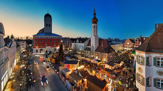 Eine zauberhafte Atmosphäre bot sich den Besuchern des Erdinger Wintermärchenmarkts am Dreikönigswochenende. (Foto: Gerd König)