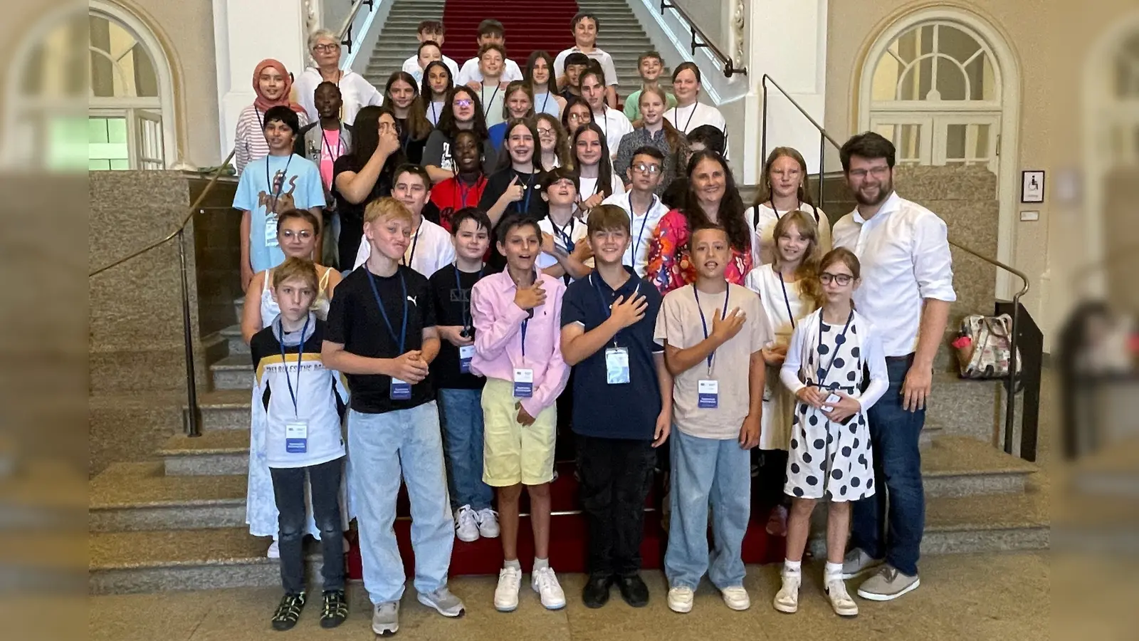 Die Schüler der fünften Klasse durften den Landtag kennenlernen. (Foto: Mittelschule Erding)