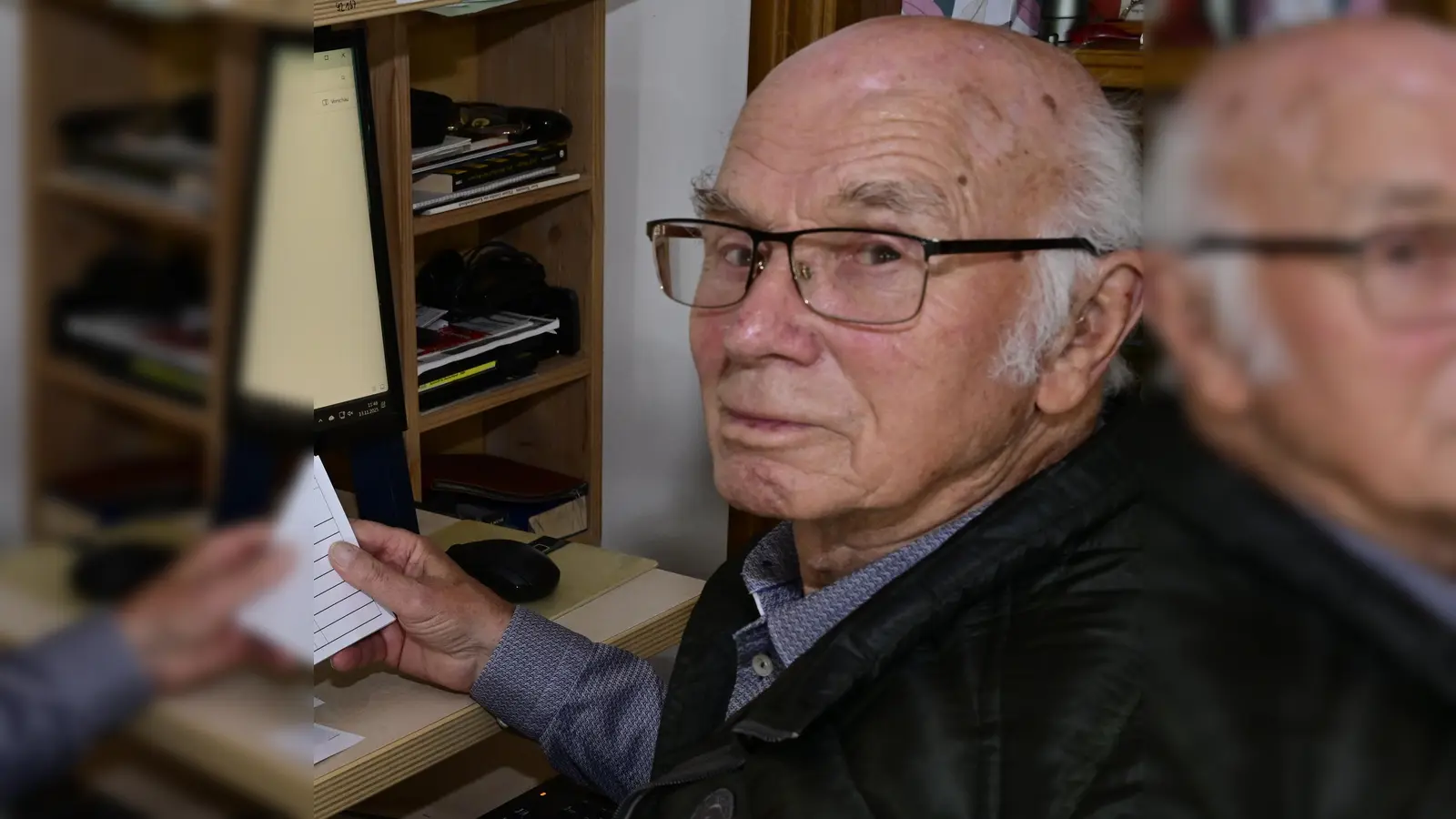 Franz Götz war 58 Jahre lang ehrenamtlicher Wetterbeobachter. Das Bild zeigt ihn an seinem „Arbeitsplatz“, über den die Regenmengen und die Schneehöhen an den DWD gemeldet werden. (Foto: R. Lex)