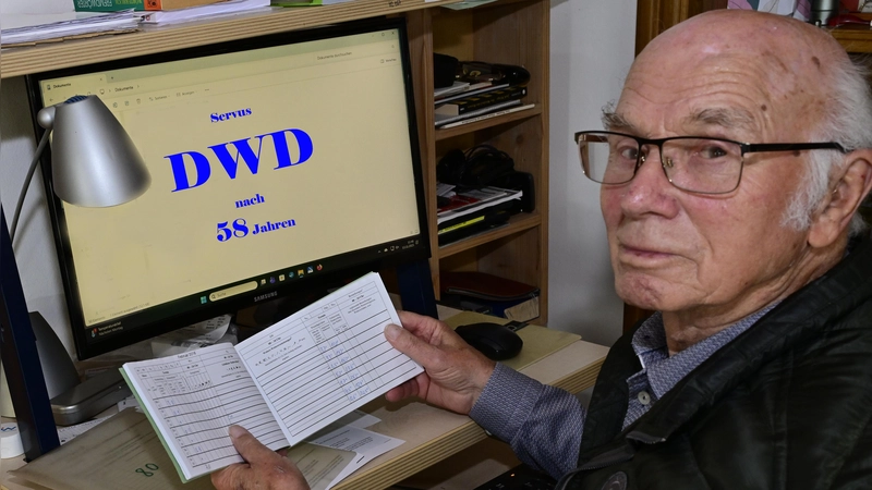 Franz Götz war 58 Jahre lang ehrenamtlicher Wetterbeobachter. Das Bild zeigt ihn an seinem „Arbeitsplatz“, über den die Regenmengen und die Schneehöhen an den DWD gemeldet werden. (Foto: R. Lex)