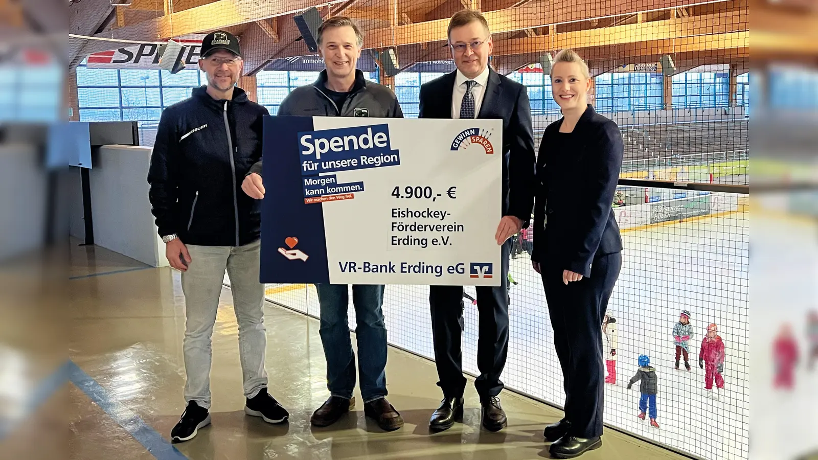 Erdings Eishockeynachwuchs erhielt eine stattliche Spende seitens der VR-Bank. (Foto: VR Bank Erding eG)