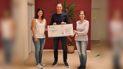 Bei der Spendenübergabe (von links): Janine Altheimer, Vorsitzende der Bürgerstiftung, sowie Thomas Pölsterl und Nadine Berndl von PROP. (Foto: Bürgerstiftung im Landkreis Erding)