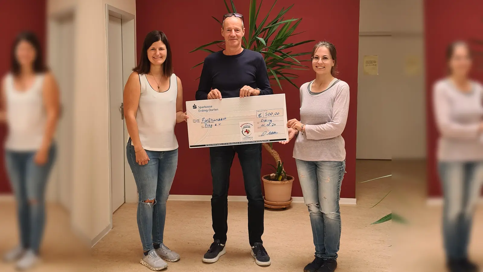 Bei der Spendenübergabe (von links): Janine Altheimer, Vorsitzende der Bürgerstiftung, sowie Thomas Pölsterl und Nadine Berndl von PROP. (Foto: Bürgerstiftung im Landkreis Erding)