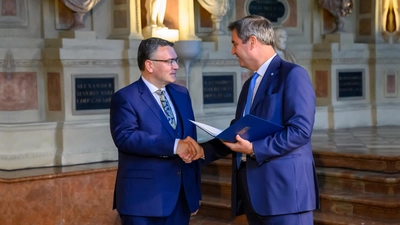 Dr. Florian Herrmann erhielt den Bayerischen Verdienstorden aus der Hand von Ministerpräsident Dr. Markus Söder. (Foto: Joerg Koch/Bayerische Staatskanzlei)