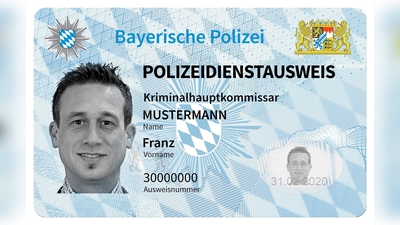 Hochmodern und besonders fälschungssicher: Die neuen Dienstausweise der Bayerischen Polizei. (Foto: Polizeipräsidium Oberpfalz/Tobias Weingärtner)