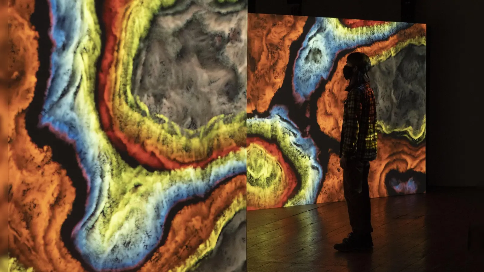 Künstlerisch-spannende Blicke auf physikalische Phänomene bietet die Ausstellung im Schafhof. (Foto: Semiconductor)