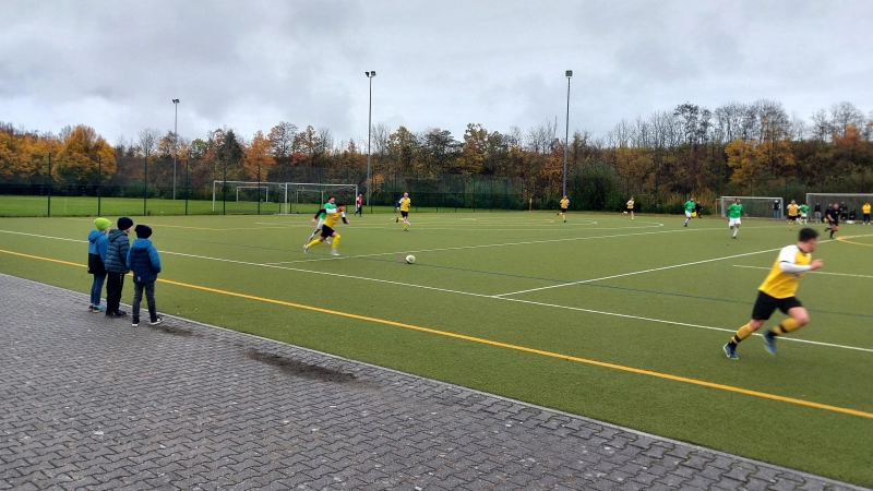 Der SV Walpertskirchen (gelb) behielt auch beim Tabellenletzten FC Fatih Ingolstadt klar die Oberhand. (Foto: bas)