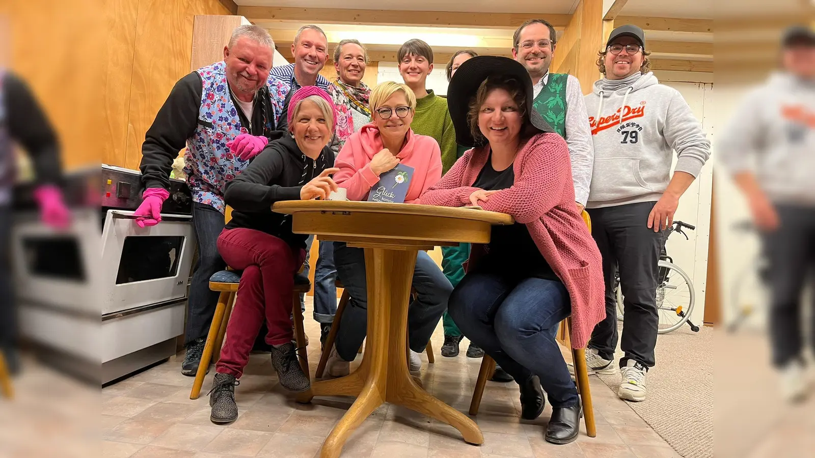 Hinten von links: Spielleiter Lorenz Straßer, Martin Fertl, Manuela Wilhelm, Magdalena Glockshuber, Andrea Brielmair(hinterm Hut), Sebastian Gaigl, Regie Florian Hötscher.<br>Vorne von links: Adelheid März, Maria Gaigl, Andrea Ismair (Foto: Florian Hötscher)