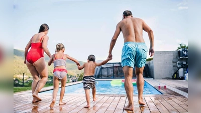 Ein Pool im eigenen Garten kann über viele Wochen Freizeitspaß für die ganze Familie bringen.<br> (Foto: djd/Pool-Systems.de/Getty Images/Halfpoint)