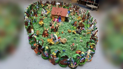Erzieherinnen und Kinder des städtische Kindergartens St. Antonius bauen jedes Jahr das Heim des Osterhasen nach. (Foto: Stadt Erding)