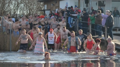 Das Neujahrsschwimmen ist ein großer Spaß. Die Wasserwachtler hoffen diesmal auf über 100 Teilnehmer. (Foto: Wasserwacht Moosburg)