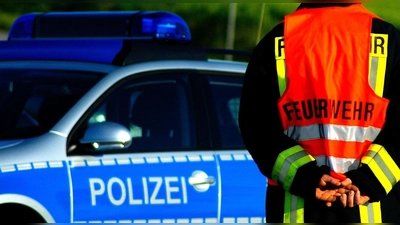 Polizei und Feuerwehr mussten die Fahrbahn nach dem Brand des Pkw kurzzeitig sperren. (Foto: Pixabay)