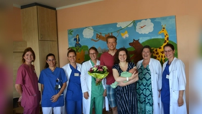 Marlen Braun (Hebamme), Silvia Bevilaqua (Kinderkrankenschwester), Yvonne Lautenbacher (Assistenzärztin), Familie Fabian und Lea Knott mit Sohn Maximilian Johann, Irene Brotsack (Oberärztin Gynäkologie und Geburtshilfe) und Ilka Sommerschuh (Assistenzärztin) (Foto: LRA Erding)