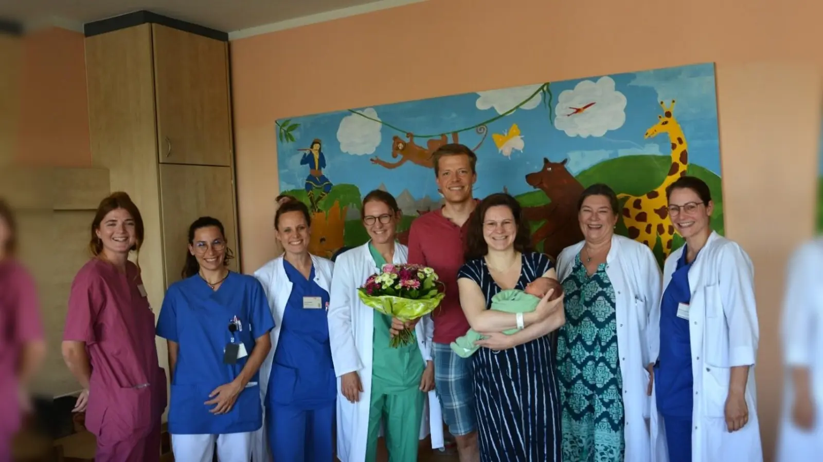 Marlen Braun (Hebamme), Silvia Bevilaqua (Kinderkrankenschwester), Yvonne Lautenbacher (Assistenzärztin), Familie Fabian und Lea Knott mit Sohn Maximilian Johann, Irene Brotsack (Oberärztin Gynäkologie und Geburtshilfe) und Ilka Sommerschuh (Assistenzärztin) (Foto: LRA Erding)