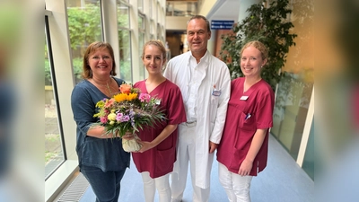 Amelie Albert (Zweite von links) bekam von Daniela Schmidt, Chefarzt Dr. Artur Klaiber und Veronika Eberl (von links) Blumen und Glückwünsche. (Foto: Kreisklinik Ebersberg)