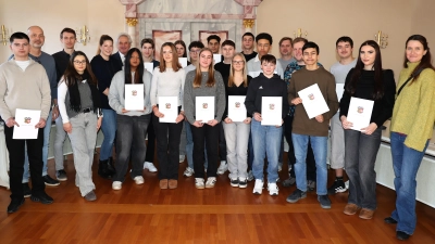 Landrat Helmut Petz (6.v.li.) freute sich mit den Organisatoren und der Klasse 9 b der Mittelschule Zolling über den äußerst gelungenen Freisinger Berufetag 2025. (Foto: Landratsamt Freising)