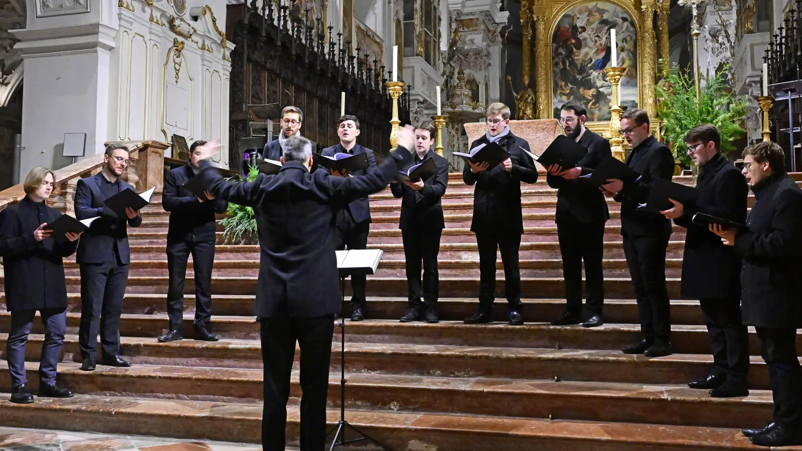 Professor Stephan Zippe leitete die „Schola Cantorum München“ energisch und mit raumgreifenden Bewegungen. (Foto: Lex)