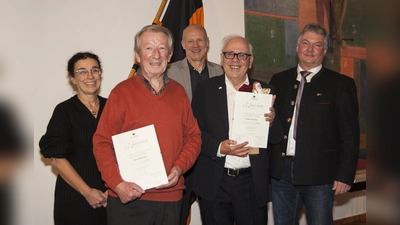 Beeindruckende Vereinstreue (von links): Caroline Stöckl (Leitungsteam), Josef Löffelmann (60 Jahre), Günter Felbinger (Leitung), Walter Schachtner (60 Jahre) und Claus Rüdiger (Leitung). Entschuldigt war Franz Grabmayr (65 Jahre). (Foto: Kolpingsfamilie Erding)