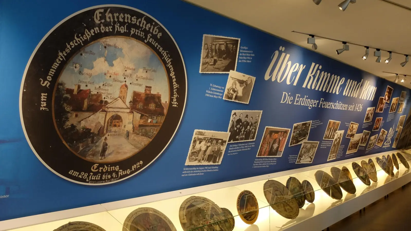 Kimme und Korn: Blick in die Wandvitrine (Foto: Museum Erding)