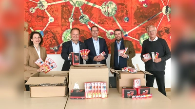 Walter Brilmayer, Dr. Markus Lang und Felix Grummt (v. re) übergaben die Spende an Sigrid Binder und Landrat Robert Niedergesäß. (Foto: Landratsamt Ebersberg)