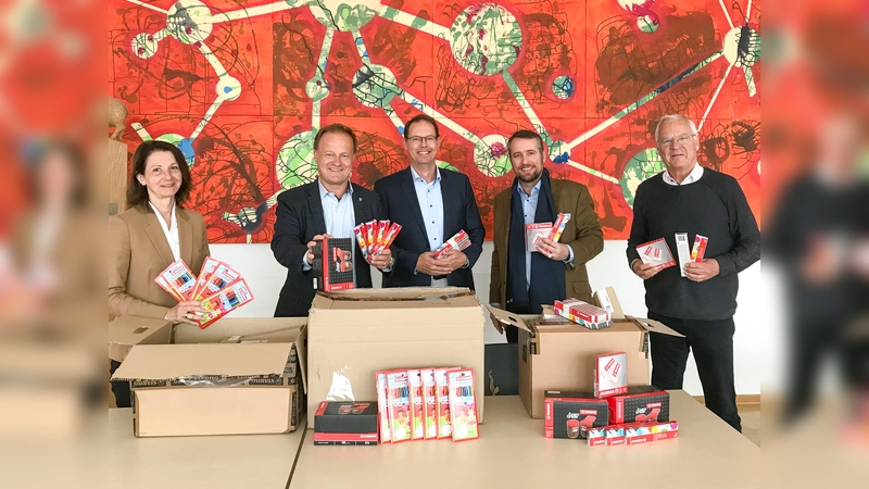 Walter Brilmayer, Dr. Markus Lang und Felix Grummt (v. re) übergaben die Spende an Sigrid Binder und Landrat Robert Niedergesäß. (Foto: Landratsamt Ebersberg)