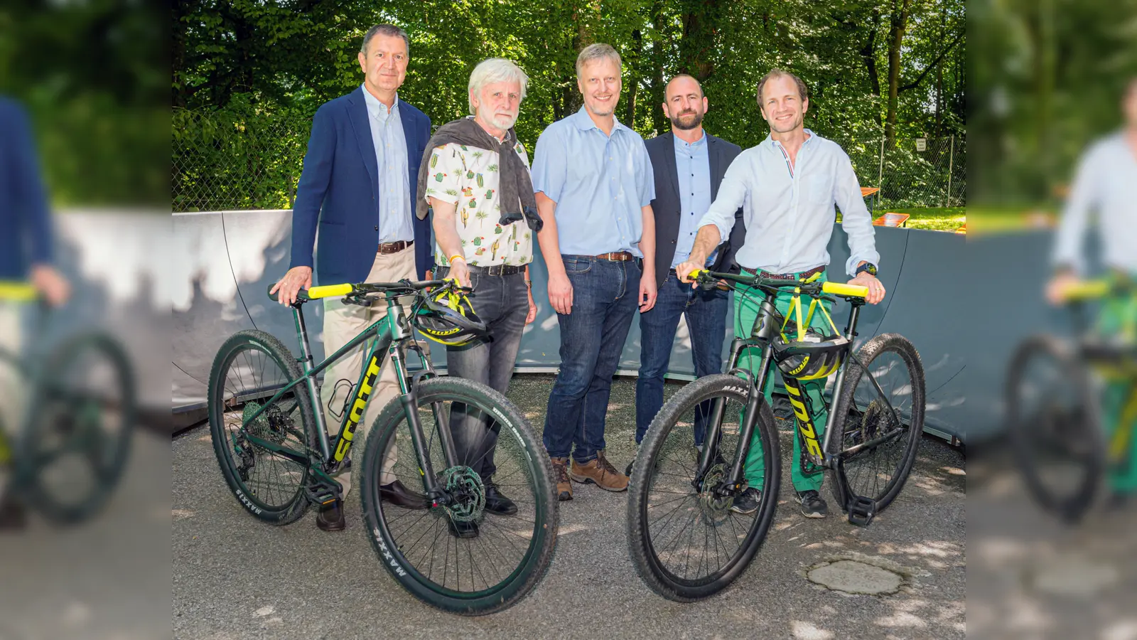 Bei der Einweihung des Pumptracks (v.l.): Claus Girnghuber (Dominik-Brunner-Stiftung), Dr. Karl H. Niederhofer (Förderverein Landschulheim Elkofen e.V.), Gabor Roll (Leitung Wohngruppen & Tagesstätte), Dr. Matthias Heidler (Geschäftsführer Pädagogische Einrichtungen), Richard Loeffl-Holnburger (Schulleiter).  (Foto: Augustinum / Christian Topp)