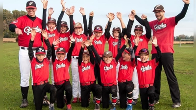 Das Meisterteam Freising Coach Pitch 1 hatte allen Grund zum Jubeln: (v.l.) hinten Coach Armin Hegen, Cooper Hegen, Kilian Sulilatu, Thomas Hopfensperger, Erik Rudorfer, David Csonka, Naila Allouche und Coach Claus Schertel. Vorne: Tizian Sulilatu, Leonie Menz, Jakob Gattermeyer, Vincent Schertel, Raphael Acbas und Laurenz Naujokat. (Foto: Michael Rudorfer)