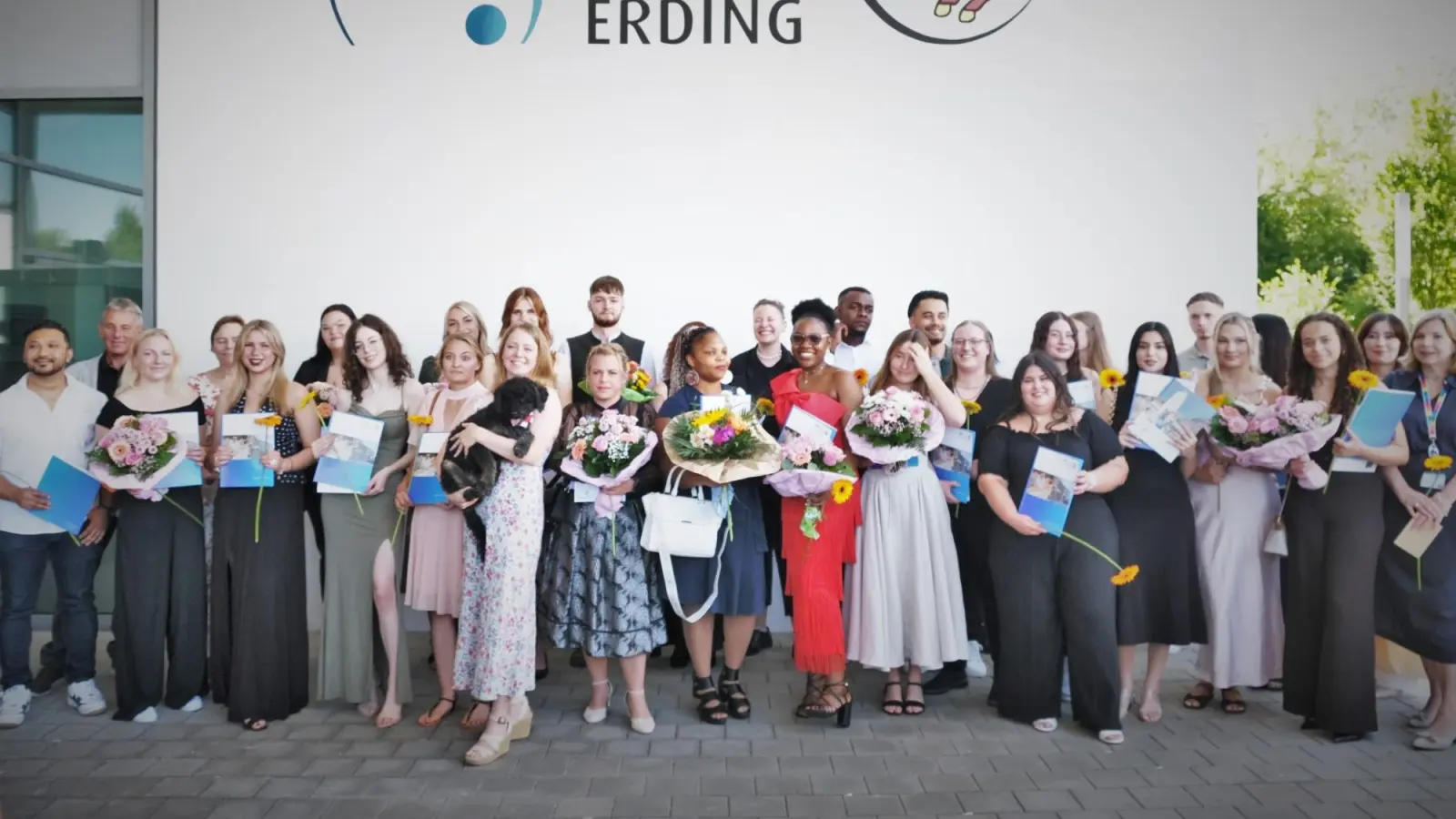 63 Schüler haben die Ausbildung in der Pflege erfolgreich abgeschlossen. (Foto: LRA Erding)