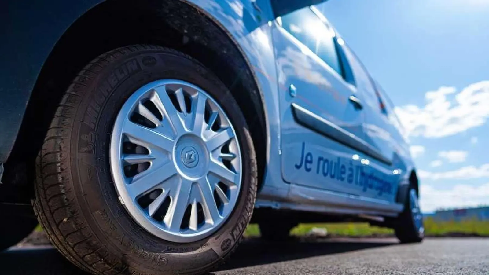"Ich fahre mit Wasserstoff": Brennstoffzellen kommen bereits in ersten Serienfahrzeugen zum Einsatz. (Foto: djd/Michelin Reifenwerke)