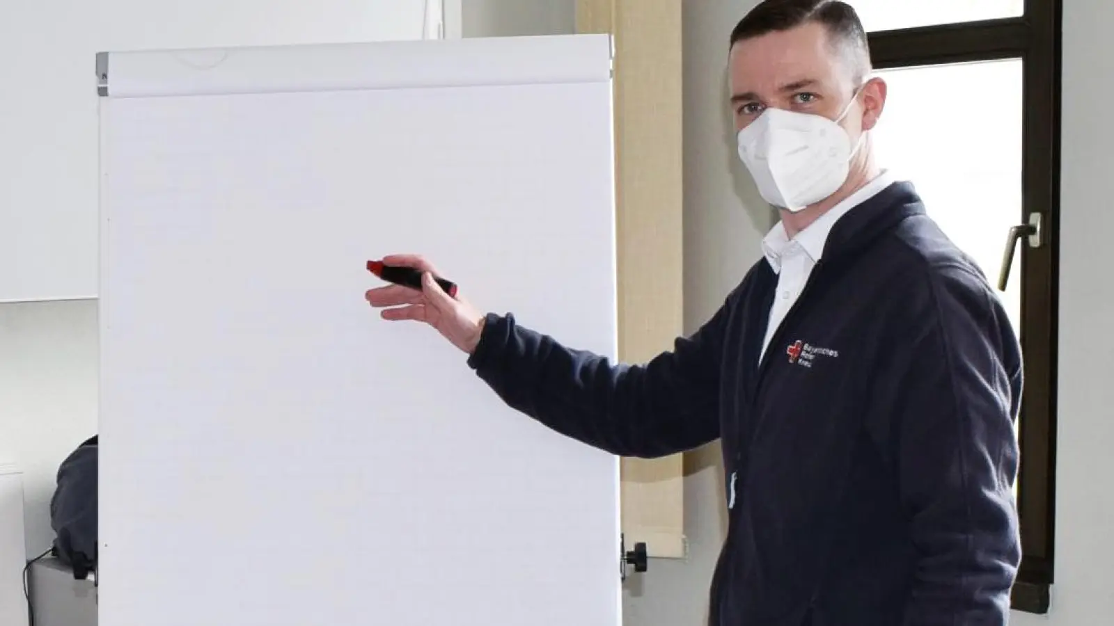 BRK-Ausbilder Kevin Riedl vermittelt die nötigen Kenntnisse. (Foto: D. Pfanzelt)