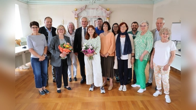 Kreisseniorenbeirat: Landrat Helmut Petz freut sich auf die Zusammenarbeit mit dem Kreisseniorenbeirat um die neue Vorsitzende Beate Drobniak (6.v.l.) und deren Stellvertreterin Rita Schwaiger. (Foto: LRA Freising)