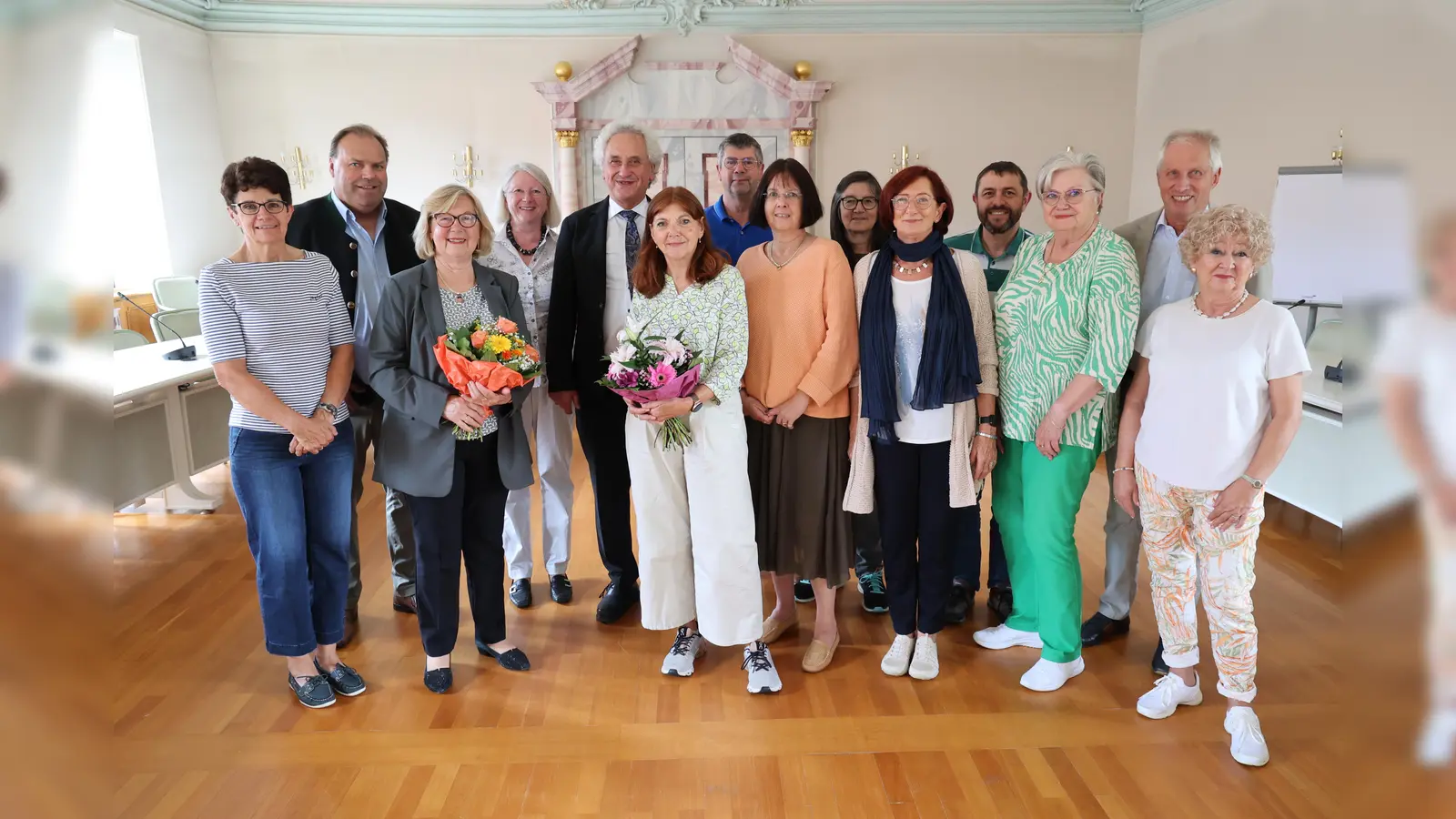 Kreisseniorenbeirat: Landrat Helmut Petz freut sich auf die Zusammenarbeit mit dem Kreisseniorenbeirat um die neue Vorsitzende Beate Drobniak (6.v.l.) und deren Stellvertreterin Rita Schwaiger. (Foto: LRA Freising)