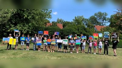 Am ersten Tag des Projekts gestalteten die Kinder und Jugendliche Leinwände mit Acryl. (Foto: Heike Kronseder)